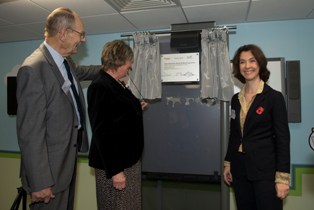Unveiling the commemorative plaque (l-r): Honorary Alderman and former West Berkshire councillor Geoff Findlay, executive councillor for environmental protection Hilary Cole and Estelle Brachlianoff, chief executive of Veolia Environmental Services
